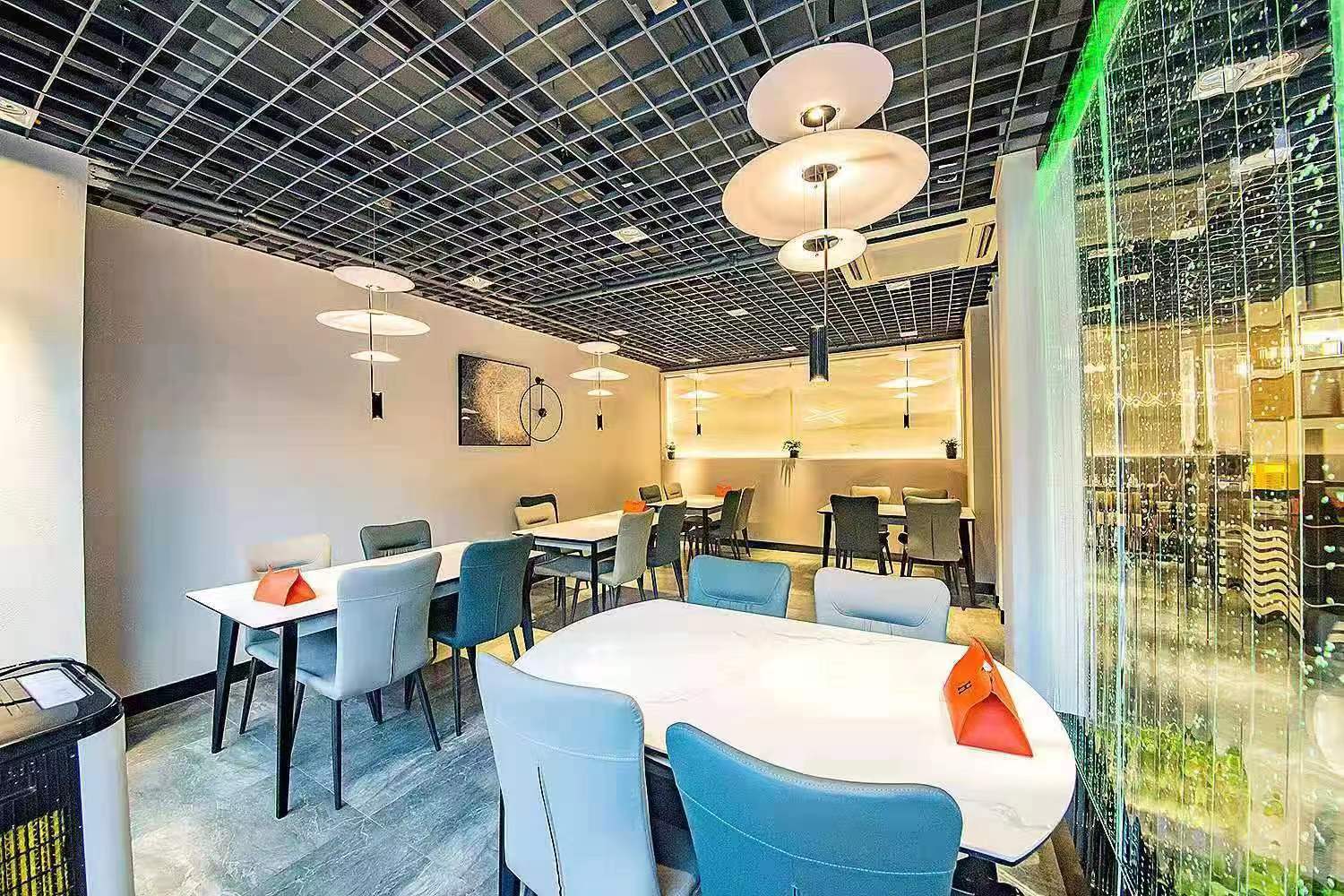 �±���װ����ɫ������ת��